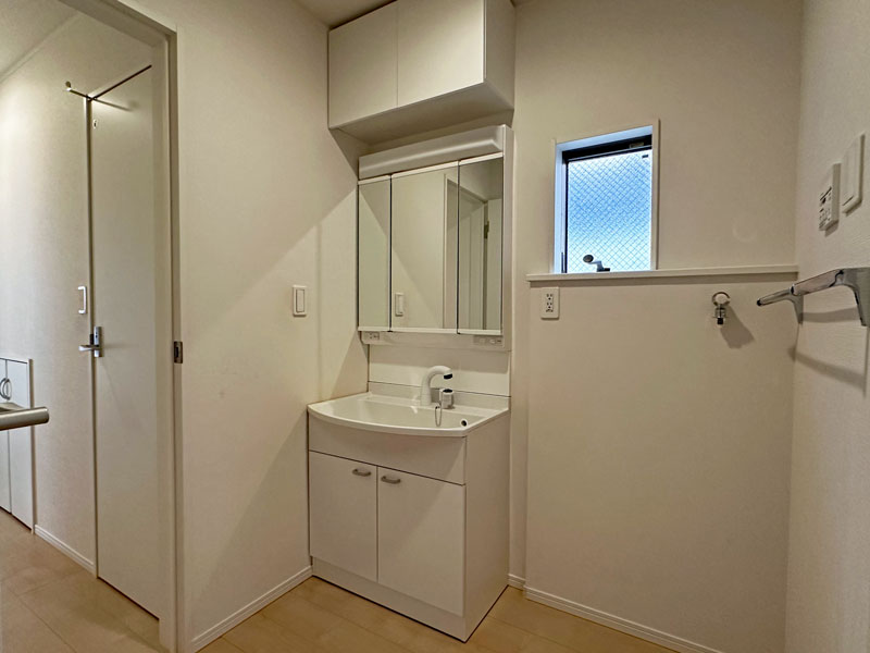 愛知県名古屋市守山区鳥羽見１丁目703番3（住居表示7番4号-2）